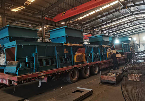 山東礦安機電有限公司生產的12臺液壓帶式給料機啟運